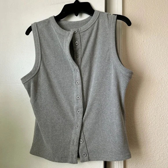 Chic Sleeveless Gray Button-Down Top - Picture 1 of 2